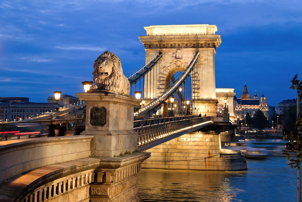 the chain bridge in budapest in the evening. attractions in hungary.